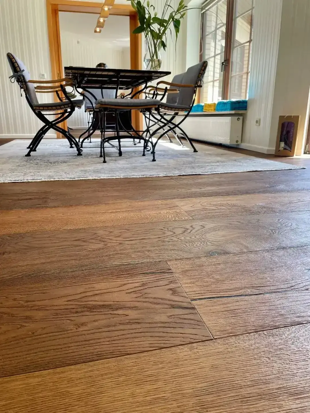 Tisch und Stühle auf Teppich und Holzboden